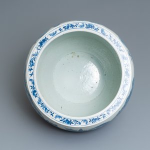 Un grand aquarium en porcelaine de Chine en bleu et blanc à décor d'un paysqage, Qianlong — photo 6