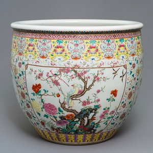 Un grand aquarium en porcelaine de Chine famille rose, 19ème — photo 1