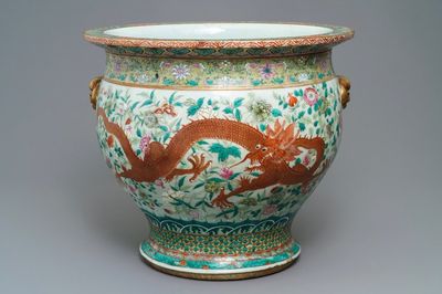 Un grand aquarium en porcelaine de Chine famille rose à décor de dragons, Jiaqing