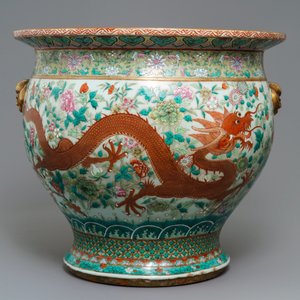 Un grand aquarium en porcelaine de Chine famille rose à décor de dragons, Jiaqing — photo 2
