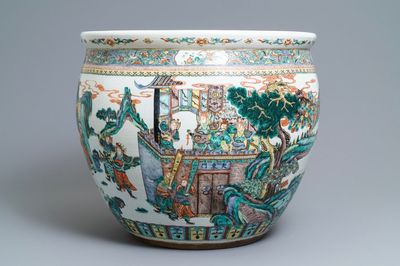 Un grand aquarium en porcelaine de Chine famille verte, 19ème