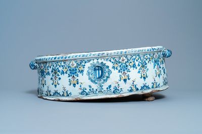 Un grand bassin armorié en faïence polychrome, Rouen ou Paris, 18ème