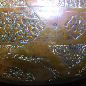Un grand bassin islamique en cuivre incrusté d'argent et étain, prob. Iran ou Syrie, 19ème — photo 11