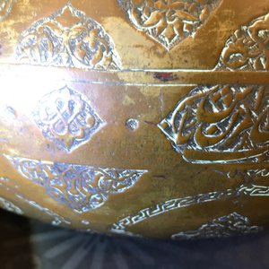 Un grand bassin islamique en cuivre incrusté d'argent et étain, prob. Iran ou Syrie, 19ème — photo 12