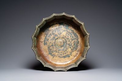 Un grand bassin seljouk de type 'Lagan' en bronze incrusté de cuivre à décor gravé d'oiseaux et de calligraphie coufique, Iran, 12/14ème