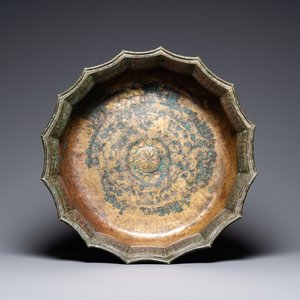 Un grand bassin seljouk de type 'Lagan' en bronze incrusté de cuivre à décor gravé d'oiseaux et de calligraphie coufique, Iran, 12/14ème — photo 1