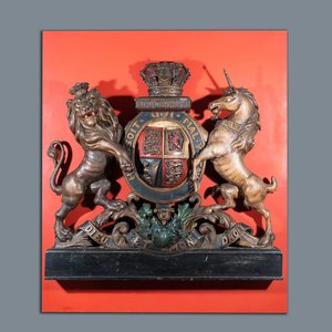 Un grand blason en bois sculpté et polychromé aux armoiries royales du Royaume-Uni, 19ème — photo 1