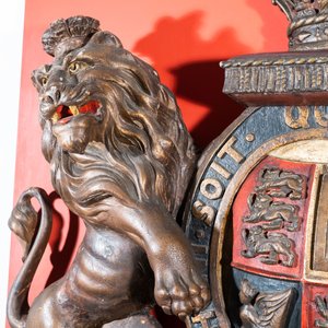 Un grand blason en bois sculpté et polychromé aux armoiries royales du Royaume-Uni, 19ème — photo 6