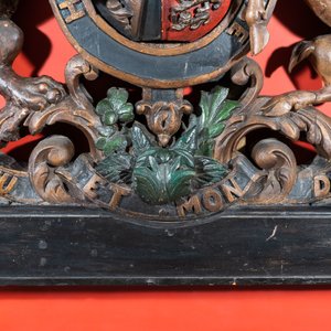 Un grand blason en bois sculpté et polychromé aux armoiries royales du Royaume-Uni, 19ème — photo 8
