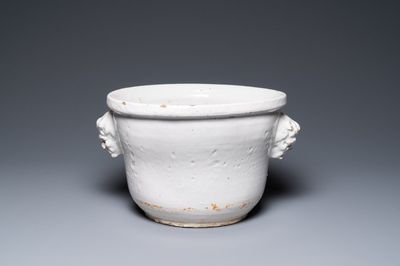 Un grand bol à fruits en faïence blanche monochrome daté aôut 1770, France