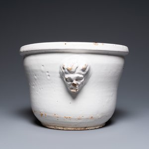 Un grand bol à fruits en faïence blanche monochrome daté aôut 1770, France — photo 5