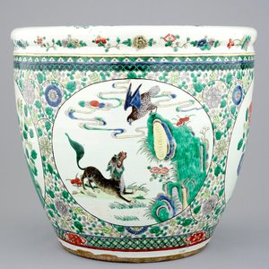 Un grand bol à poissons en porcelaine de Chine famille verte, 19ème — photo 1