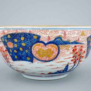 Un grand bol à punch en porcelaine de Chine de style Imari, Kangxi — photo 2