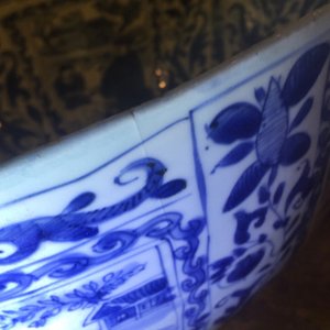 Un grand bol aux paysages en porcelaine de Chine bleu et blanc de type Kraak, Ming, Wanli — photo 9