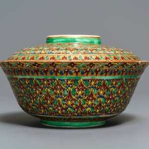 Un grand bol couvert en porcelaine de Chine Bencharong pour le marché thai, 19ème — photo 4