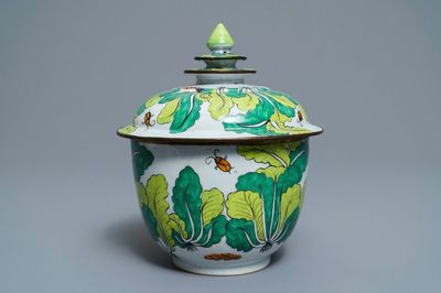 Un grand bol couvert en porcelaine de Chine Bencharong pour le marché thai, 19ème