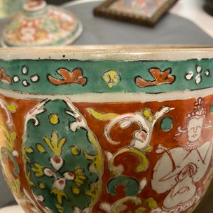 Un grand bol couvert en porcelaine de Chine de type 'Bencharong' pour le marché thai, milieu du 18ème — photo 15
