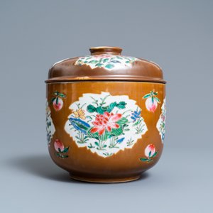Un grand bol couvert en porcelaine de Chine famille rose à fond brun capucin, Qianlong — photo 4