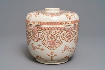 Un grand bol couvert en porcelaine de Chine rouge de fer et doré, Kangxi