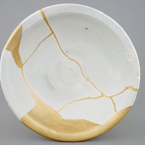 Un grand bol en blanc de Delft restauré de façon kintsugi, 17ème — photo 6