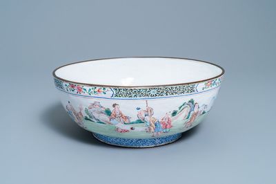 Un grand bol en émaux de Canton à décor de lettrés, Chine, Yongzheng/Qianlong