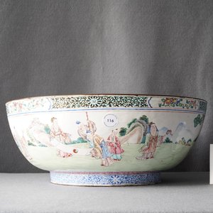 Un grand bol en émaux de Canton à décor de lettrés, Chine, Yongzheng/Qianlong — photo 23