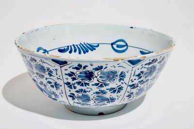 Un grand bol en faïence de Delft bleu et blanc à décor floral, 18ème