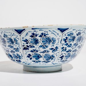 Un grand bol en faïence de Delft bleu et blanc à décor floral, 18ème — photo 4