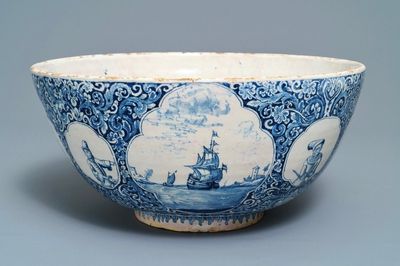 Un grand bol en faïence de Delft bleu et blanc à sujet maritime et figurant Atlas, 18ème