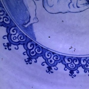Un grand bol en faïence de Delft bleu et blanc à sujet maritime et figurant Atlas, 18ème — photo 13