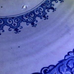 Un grand bol en faïence de Delft bleu et blanc à sujet maritime et figurant Atlas, 18ème — photo 19