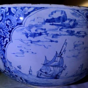 Un grand bol en faïence de Delft bleu et blanc à sujet maritime et figurant Atlas, 18ème — photo 22