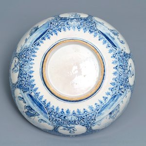 Un grand bol en faïence de Delft bleu et blanc à sujet maritime et figurant Atlas, 18ème — photo 7