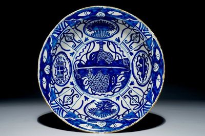 Un grand bol en faïence de Delft bleu et blanc de style Ming, 2ème moitié du 17ème