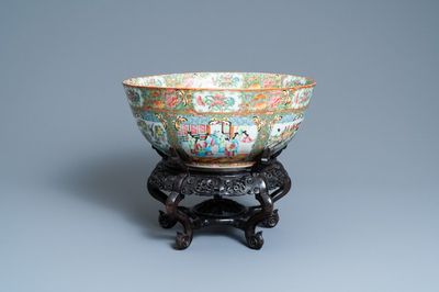 Un grand bol en porcelaine de Canton famille rose sur socle en bois, Chine, 19ème