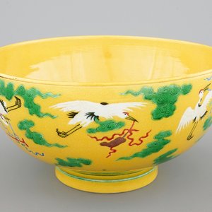 Un grand bol en porcelaine de Chine à décor de grues sur un fond jaune, 19/20ème — photo 1