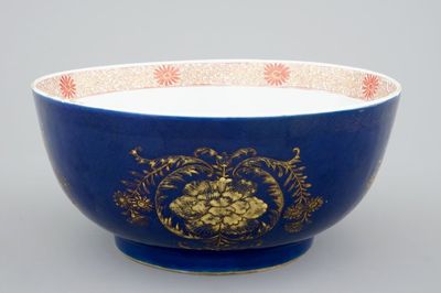 Un grand bol en porcelaine de Chine à fond bleu poudré, 18ème