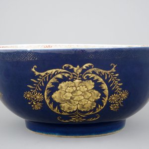 Un grand bol en porcelaine de Chine à fond bleu poudré, 18ème — photo 4