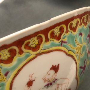 Un grand bol en porcelaine de Chine Bencharong pour le marché thai, marque de Yongzheng, 19ème — photo 12