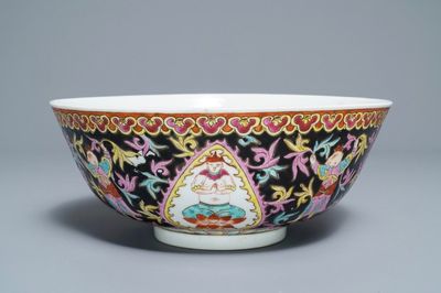 Un grand bol en porcelaine de Chine Bencharong pour le marché thai, marque de Yongzheng, 19ème
