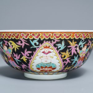 Un grand bol en porcelaine de Chine Bencharong pour le marché thai, marque de Yongzheng, 19ème — photo 8