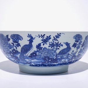 Un grand bol en porcelaine de Chine bleu et blanc à décor d'oiseaux parmi fleurs, Qianlong — photo 2