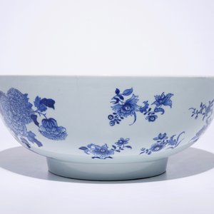Un grand bol en porcelaine de Chine bleu et blanc à décor d'oiseaux parmi fleurs, Qianlong — photo 4