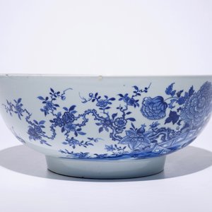 Un grand bol en porcelaine de Chine bleu et blanc à décor d'oiseaux parmi fleurs, Qianlong — photo 5