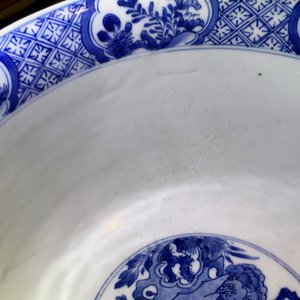 Un grand bol en porcelaine de Chine bleu et blanc à décor floral, Kangxi — photo 14