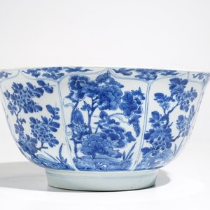 Un grand bol en porcelaine de Chine bleu et blanc à décor floral, Kangxi — photo 2