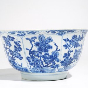 Un grand bol en porcelaine de Chine bleu et blanc à décor floral, Kangxi — photo 3