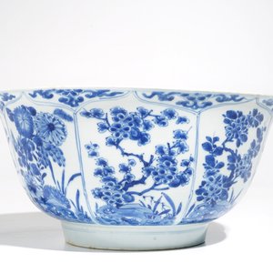 Un grand bol en porcelaine de Chine bleu et blanc à décor floral, Kangxi — photo 4
