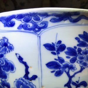 Un grand bol en porcelaine de Chine bleu et blanc à décor floral, Kangxi — photo 7