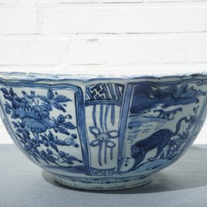 Un grand bol en porcelaine de Chine bleu et blanc de type kraak à décor d'un tigre, Wanli — photo 12